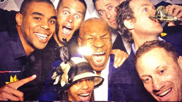 mike-tyson-tom-brady-preakness-selfie1.jpg